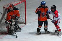 Hokejisté ze sedmých tříd (zápas Havlíčkův Brod – Dubnica) bojovali o každý centimetr ledu. 