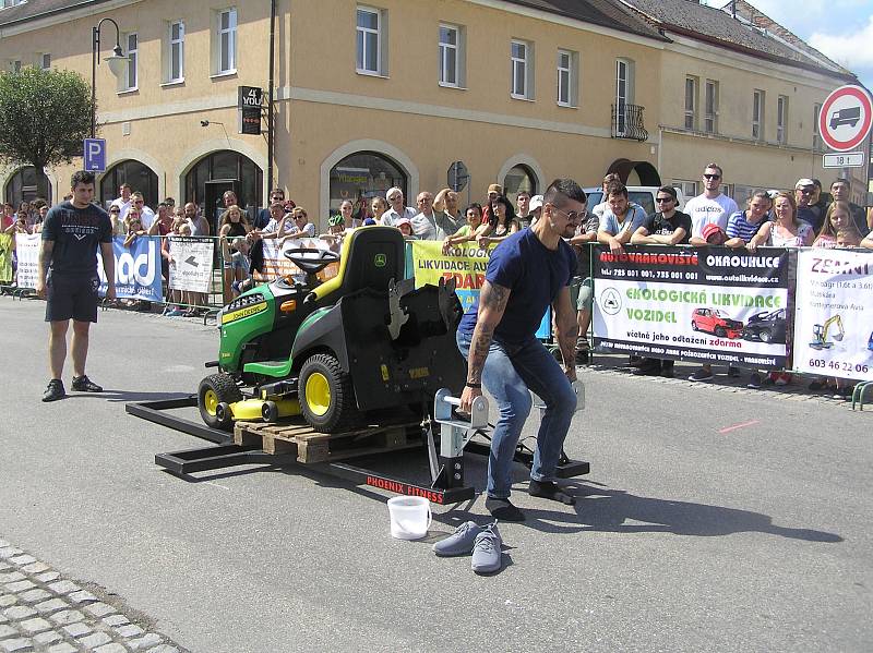 PŘEHLÍDKA SVALŮ Silácké výkony závodníků sklízely u publika bouřlivý potlesk.