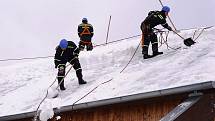 Hasiči varují: „Odklízejte sníh ze střech!“ Se současným nadměrným množstvím sněhu se zvyšuje riziko propadu střech.Více dodává mluvčí pardubických krajských hasičů Vendula Horáková.
