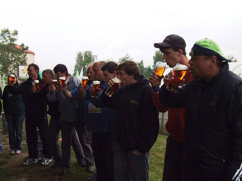 Podoubravský víceboj. Soutěž o nejrychlejší vypití půllitru piva.