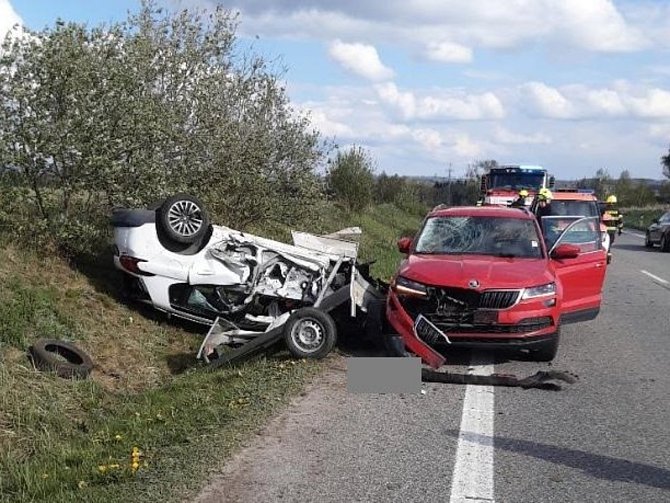Nehoda na silnici I/38 u Štoků, ke které došlo ve čtvrtek 18. dubna. Foto: poskytla PČR