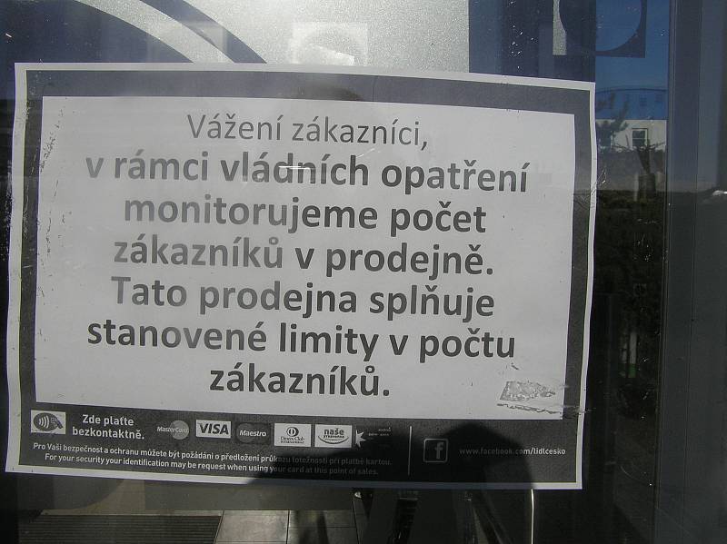 Zákazníci obchodů v Havlíčkově Brodě si stěžují na nová vládní opatření.