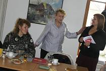 Na nevšední setkání do Přibyslavi pozvala Ludmila Kameníková (vlevo) spisovatelku a badatelku Hanu Sar Blochovou (vpravo).