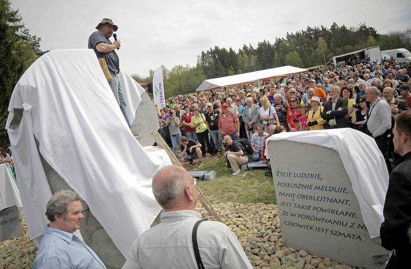 Slavnostní odhalení díla si nenechalo v sobotu odpoledne, tedy v předvečer 130. výročí narození Jaroslava Haška a 90. výročí narození Josepha Hellera, ujít několik stovek lidí. 