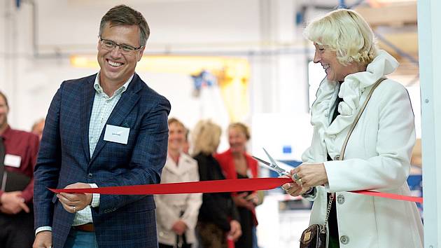 V průběhu dne otevřených dveří bylo za účasti poslankyně Parlamentu České republiky Jany Fischerové slavnostně otevřeno nové robotizované laserové svařovací centrum. 