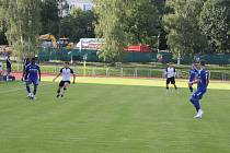 Jihlavští fotbalisté (v modrém) pokračují ve své pohárové pouti. Po výhře v Havlíčkově Brodu si poradili i se Sokolem Nespeky.