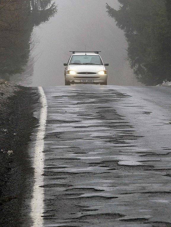 Některé úseky silnic na Vysočině jsou opravdu v katastrofálním stavu. Takto to například vypadá v úseku mezi Chotěboří a Rozsochatcem.