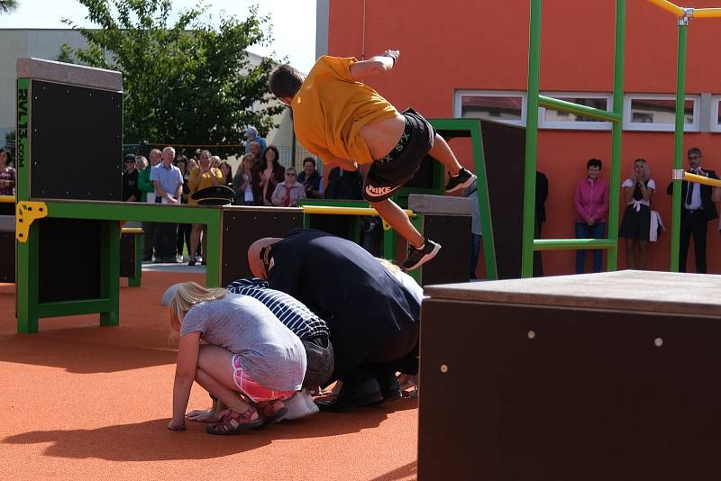 Slavnostní otevření školního hřiště ve Ždírci nad Doubravou.