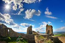 Zřícenina hradu, opředeného legendami, je ideálním místem pro pěší turistiku. 