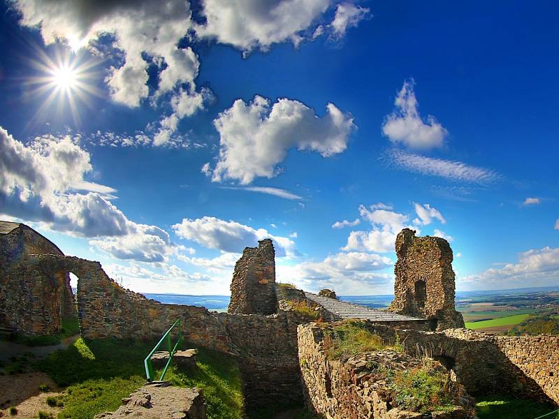 Zřícenina hradu, opředeného legendami, je ideálním místem pro pěší turistiku. 