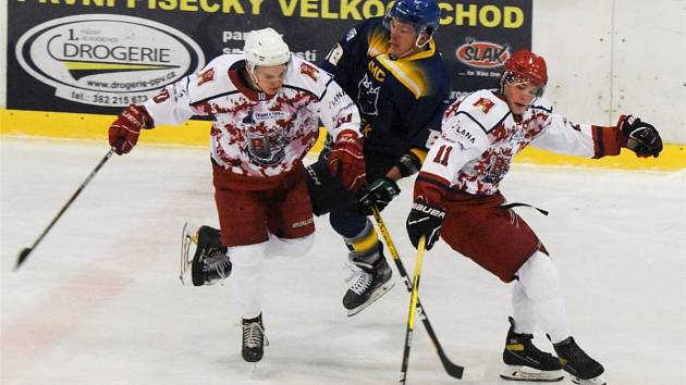 V prvním utkání čtvrtfinálové série podlehli hokejisté Havlíčkova Brodu (v bílých dresech) favorizovanému Táboru na jeho ledě jednoznačně 5:9.