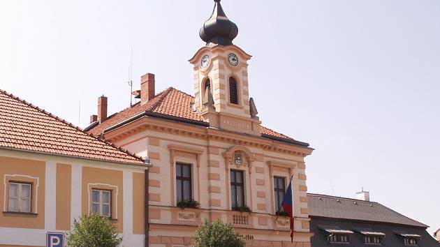 Radnice v Golčově Jeníkově.