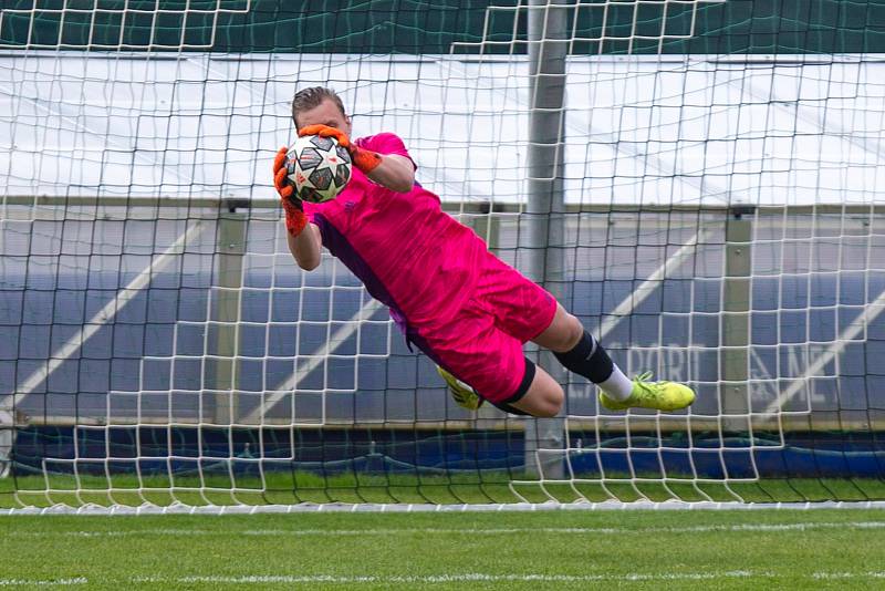 Fotbalové utkání mezi FC Slovan Havlíčkův Brod (v černobílém) a Tatran Ždírec nad Doubravou (v zelených dresech).