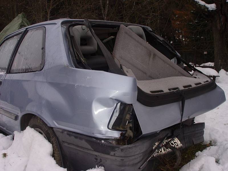 Auto lékaře ujelo z místa nehody. Takto dopadl Peugeot Viléma Valendy, do něhož narazil vůz lékaře Turinského.