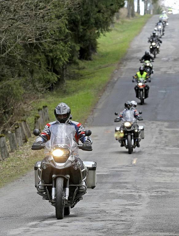 Geografický střed České republiky v Číhošti si opět po roce vybrali majitelé silných a nablýskaných motocyklů ke svému setkání. Do Číhoště se sjelo na 250 motorkářů ze všech koutů Česka. 