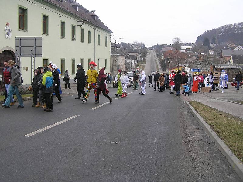 Štoky prošel průvod maškar.