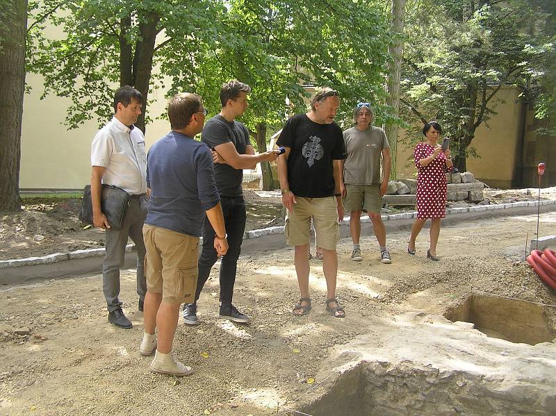 To jsou výsledky archeologického průzkumu v parku Budoucnost.