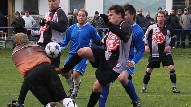 Druhý poločas rozhodl o vítězství přibyslavských fotbalistů (v černém) proti Pohledu, který tak bude hrát o záchranu.