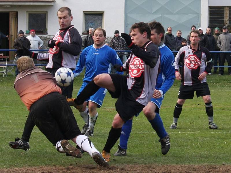 Druhý poločas rozhodl o vítězství přibyslavských fotbalistů (v černém) proti Pohledu, který tak bude hrát o záchranu.