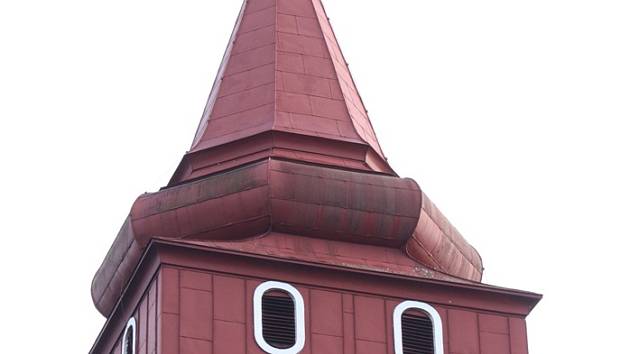 Kostel sv. Václava ve Světlé vznikl již ve 12. století. Věž kostela má charakteristické dřevěné patro. Na něm jsou umístěny čtyři zvony. Ten největší,   zasvěcený sv. Václavovi, pochází z roku 1569.
