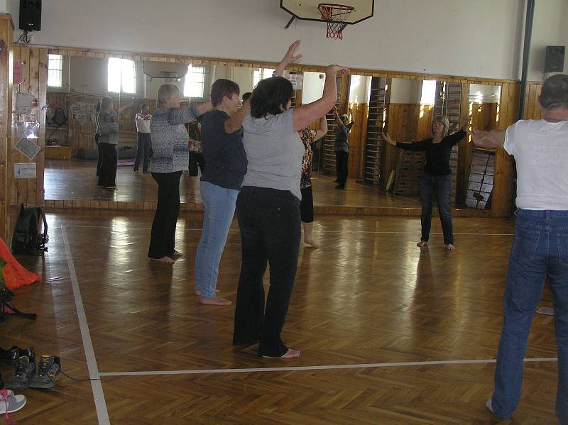 DEN ZDRAVÍ. Akce začala diskusí s nutričním terapeutem a pokračovala výukou zdravého tance pro ženy nad šedesát let. Foto:Deník/Štěpánka Saadouni