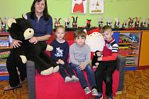 Na snímku jsou prvňáci ze Základní a mateřské školy Lučice s ředitelkou a třídní učitelkou Hanou Březinovou.