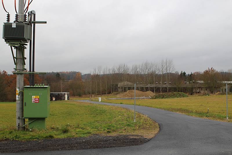 Problémová lokalita, kde měla být místo silnice zeleň. Podle dotčené rodiny je pro bezpečnost provozu problematický především sloup vysokého napětí.