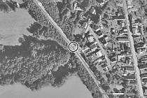 Kde si dát pozor. Na leteckém snímku je vyznačeno rizikové místo na silnici v Habrech na Havlíčkobrodsku. Reprofoto: