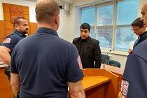 U soudu v Pardubicích začal v úterý dopoledne soudní proces s mladíkem, kterému hrozí až výjimečný trest za vraždu kamaráda a pokus o vraždu taxikáře z Havlíčkova Brodu.