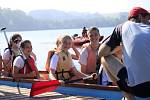 Závody dračích lodí na rybníku Řeka, kterých se zúčastnily děti ze základních škol
