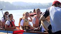 Závody dračích lodí na rybníku Řeka, kterých se zúčastnily děti ze základních škol