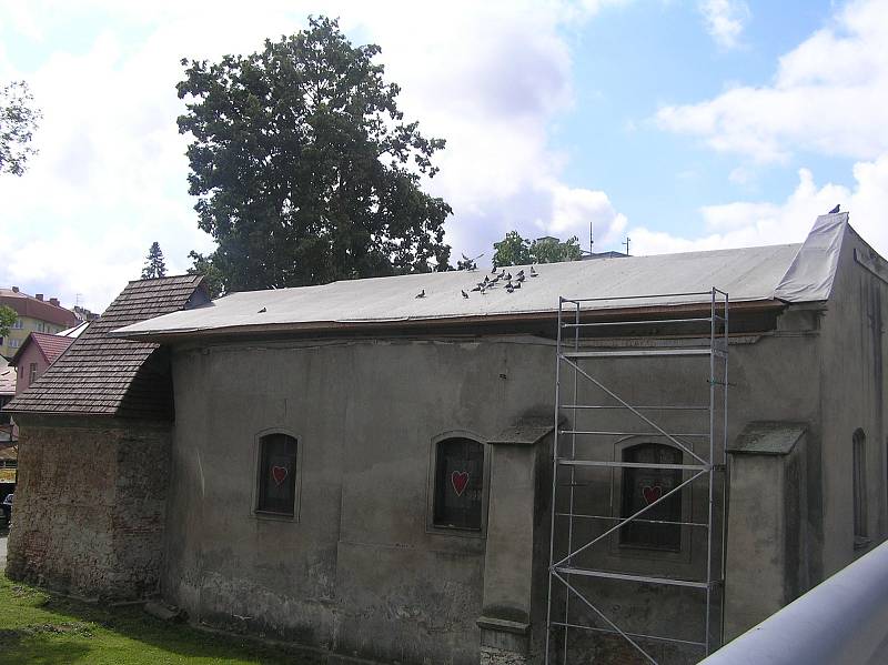 Opravy kostela svaté Kateřiny pokračují. Dárci mohou přispět do sbírky na opravu třeba v lahůdkářství Anny Zounkové.