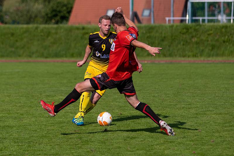 Fotbalisté Chotěboři (ve žlutých dresech) loni neprožili příliš úspěšný podzim. Na jaře to ovšem svým fanouškům vrchovatě vynahradili.