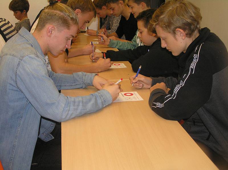 Piškvorky už dávno nejsou jen  zábavou žáků pod lavicí. Oblíbená hra má vlastní soutěž, které se každoročně zúčastní tisíce studentů z celé republiky.