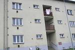 Ze zničeného bytu v Reynkově ulici se rodina Ivany Guhlové musí vystěhovat.