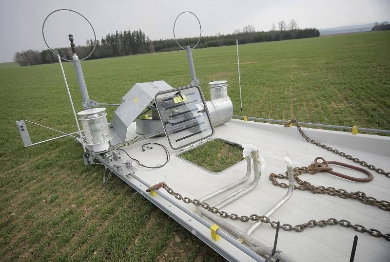 Novou osmnáctitunovou převodovku dostala ve středu sto metrů vysoká větrná elektrárna v Kámeni. Do této výše vyzvedl nové soustrojí nejvyšší autojeřáb v Česku, který měří neuvěřitelných 120 metrů.