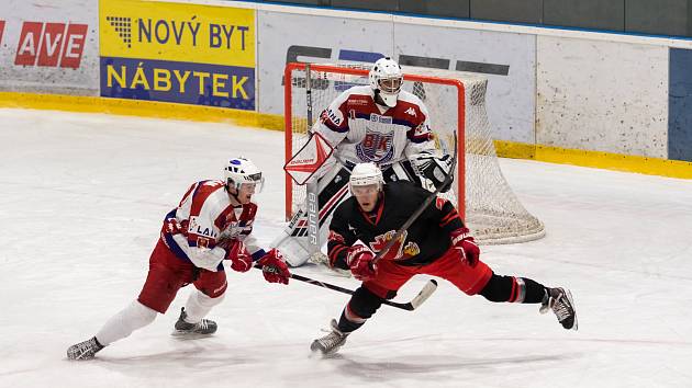 Hokejisté Žďáru (v černých dresech) svůj úkol v sobotu nezvládli a na ledě Kopřivnice prohráli 2:3. Tato sezona tak pro ně předčasně skončila.