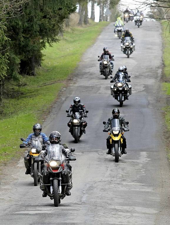 Geografický střed České republiky v Číhošti si opět po roce vybrali majitelé silných a nablýskaných motocyklů ke svému setkání. Do Číhoště se sjelo na 250 motorkářů ze všech koutů Česka. 