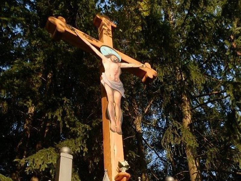 PO REKONSTRUKCI. Dřevěný kříž s postavou Krista se nachází u tasického rybníka. Pochází z poloviny 19. století. Foto:Archiv obce Bělá