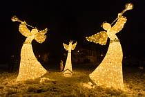 Procházka vánočně nasvíceným zámeckým parkem ve Světlé nad Sázavou.