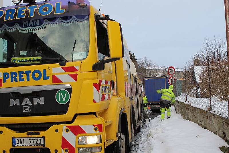 Dlouhé čtyři hodiny trvalo vyprošťování polského kamionu, který v noci z pondělí na úterý uvízl v těsných uličkách poblíž centra v Chotěboři na Havlíčkobrodsku.