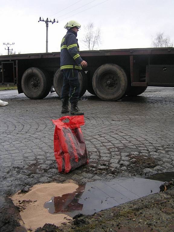 Skuhrovský potok, který tudy teče, ale zůstal ušetřen. Naštěstí se neopakovala situace z letošního 25. ledna, kdy do tohoto potoka z havarovaného kamionu unikla kyselina.