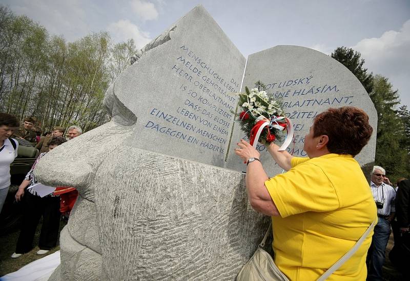 Slavnostní odhalení díla si nenechalo v sobotu odpoledne, tedy v předvečer 130. výročí narození Jaroslava Haška a 90. výročí narození Josepha Hellera, ujít několik stovek lidí. 