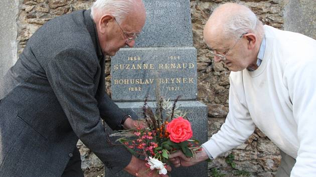 Ve Svatém Kříži. Daleko od rodného Grenoblu je pochována básnířka, od jejíž smrti dnes uplynulo 50 let. Nad jejím hrobem se sklánějí synové Daniel a Jiří Reynkovi. Ve stejné hrobce je od roku 1971 pohřben i manžel  Bohuslav Reynek.