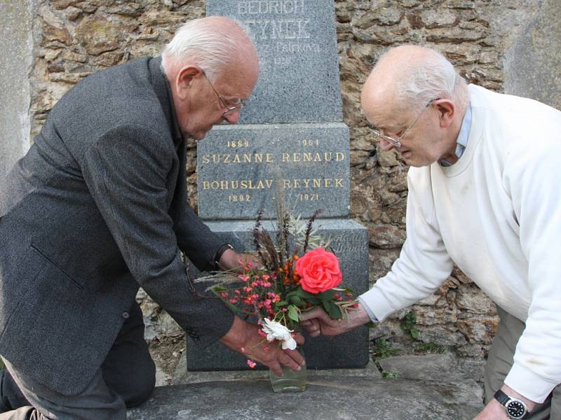 Ve Svatém Kříži. Daleko od rodného Grenoblu je pochována básnířka, od jejíž smrti dnes uplynulo 50 let. Nad jejím hrobem se sklánějí synové Daniel a Jiří Reynkovi. Ve stejné hrobce je od roku 1971 pohřben i manžel  Bohuslav Reynek.