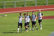 Ve třetím kole moravskoslezské divize D zdolali fotbalisté Havlíčkova Brodu (v bílých dresech) Humpolec (v modrobílém) těsně 2:1.