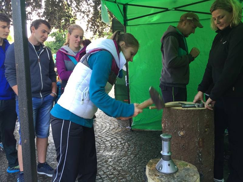  V sobotu v Chotěboři padl ojedinělý český rekord v ražbě pamětních mincí. Lidé si chtěli vyzkoušet především razící stroj, kde každý musel vytáhnout čtyřicetikilogramové závaží.