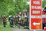 V pátém patře nemocnice v Havlíčkově Brodě hoří. Je třeba zachránit patnáct pacientů.