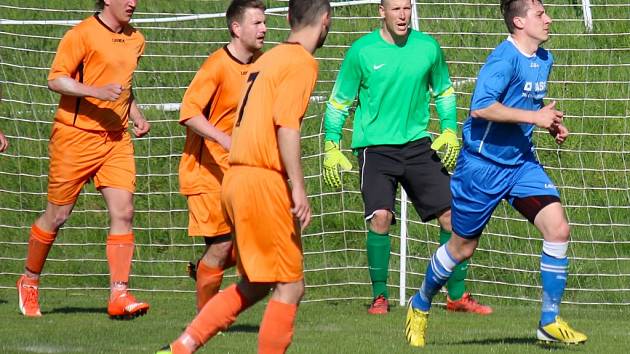 Slovo „postup“ zatím v Mírovce příliš neskloňují. Ovšem její fotbalisté (v oranžovém) rozjeli sezonu na jedničku.