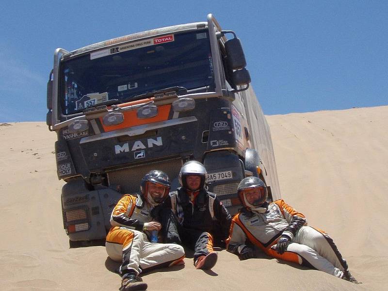 Rallye Dakar zavedla závodníky i do jihoamerických velehor. Hranici mezi Argentinou a Chile konvoj překonával ve výšce 4 750 metrů nad mořskou hladinou. 